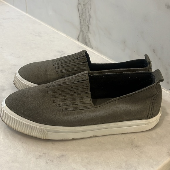 MINNETONKA WOMEN'S GABI SLIP-ON SHOES - ROUND TOE - olive - size 5 - Picture 3 of 4